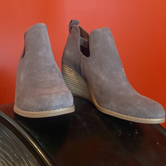 Women’s 7 1/2 gray suede Tom’s ankle boots - Picture 3 of 5